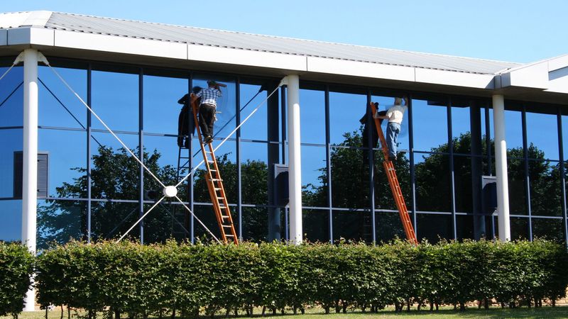 Salinas Contractors Count on Commercial Glass Replacement Companies