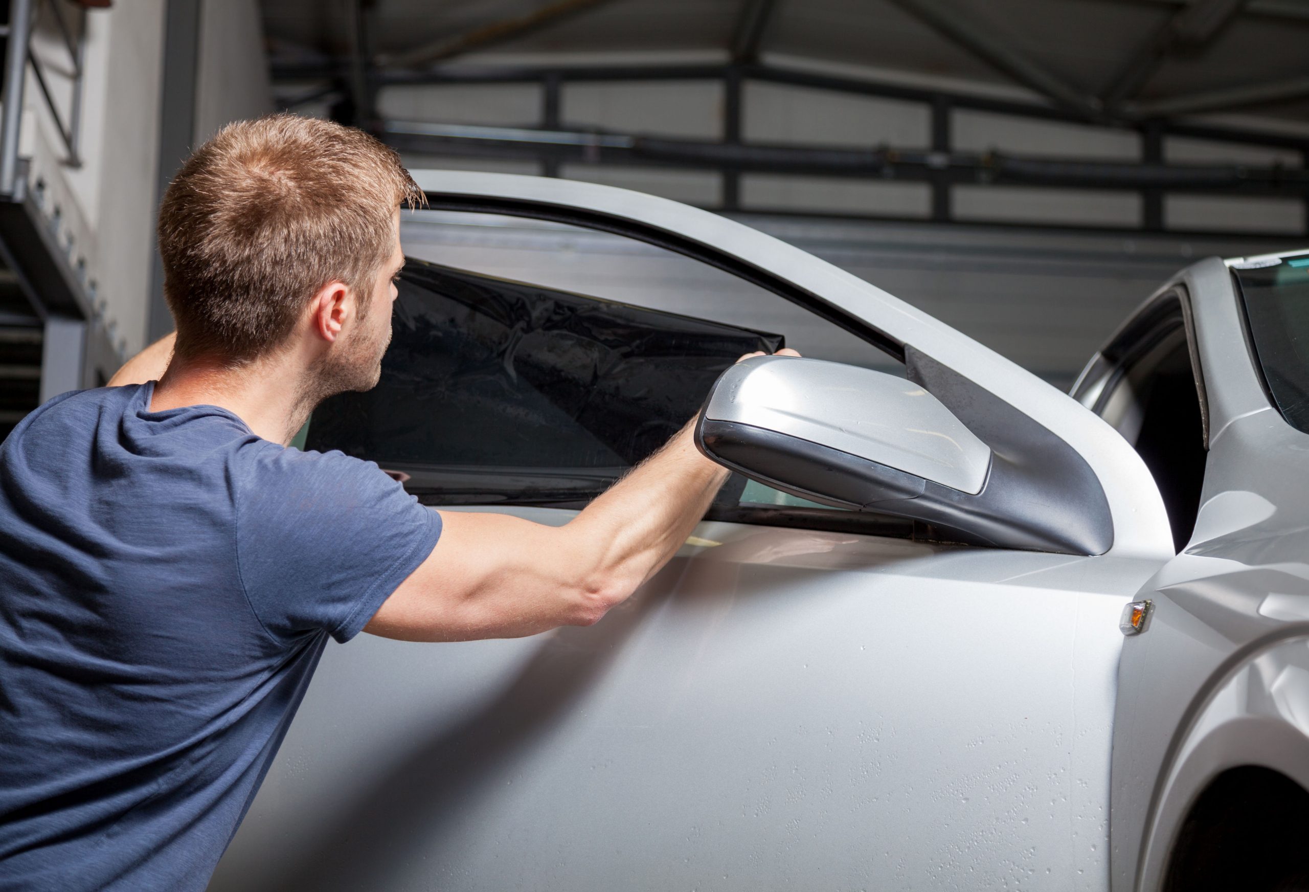 The Benefits of Hiring an Auto Glass Chicago Specialist Services