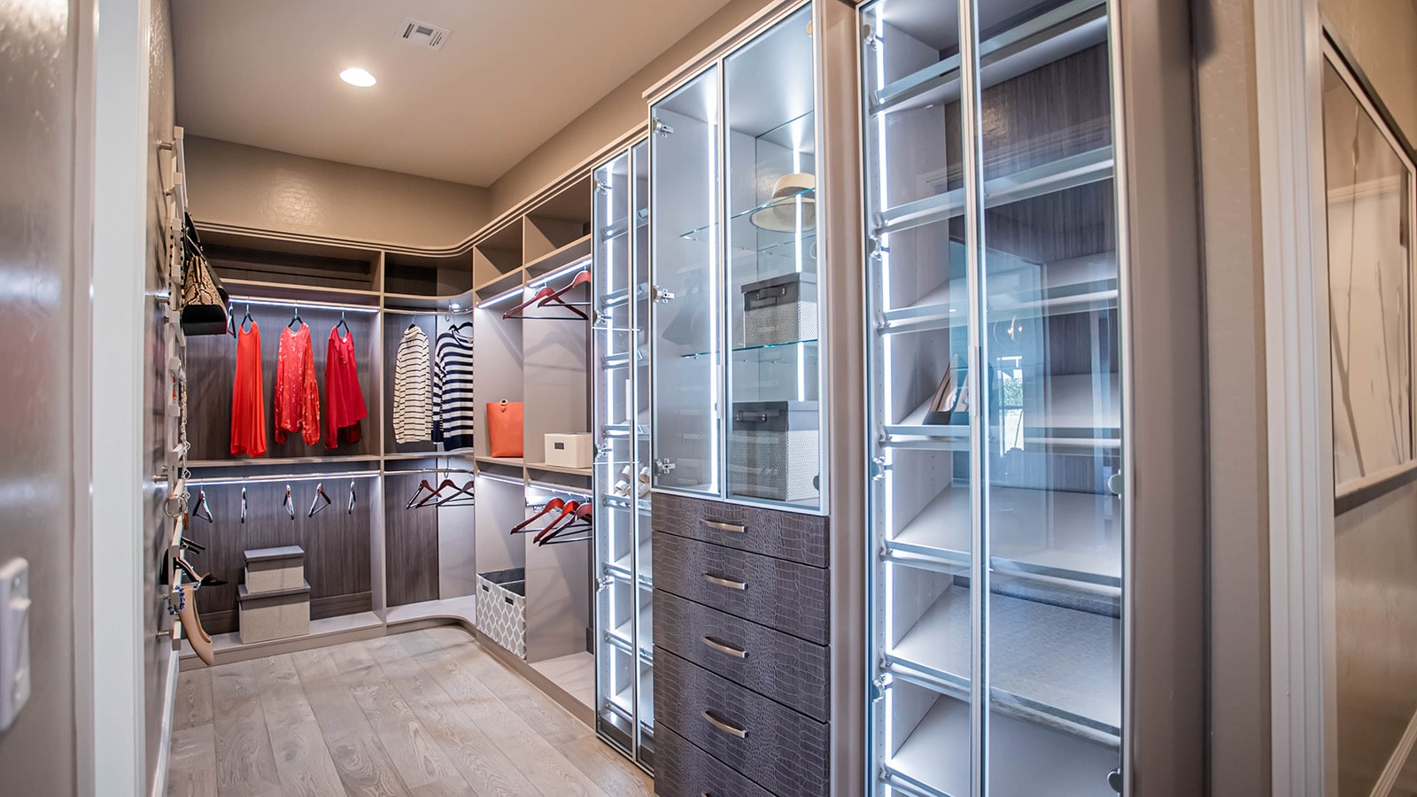 How Custom Closets Las Vegas Solutions Can Maximize Space in Your Home Effortlessly
